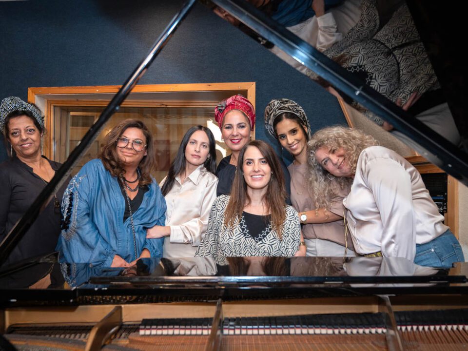 ליאת יצחקי ואמהות העוטף - פרומו. צילום משה ציטיאת עם גרש מעל הצדי